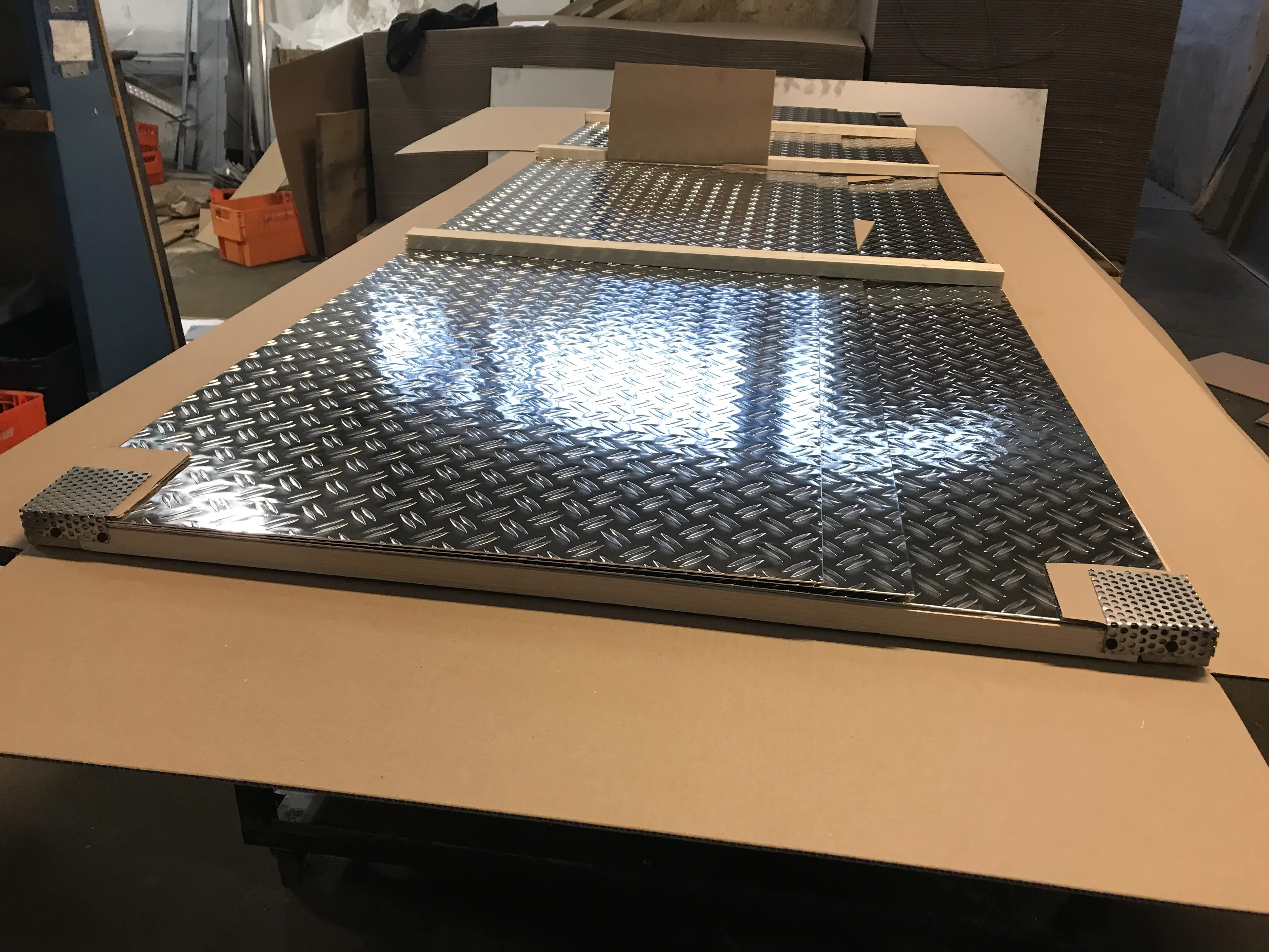 Versandverpackung Alublech im Holzrahmen