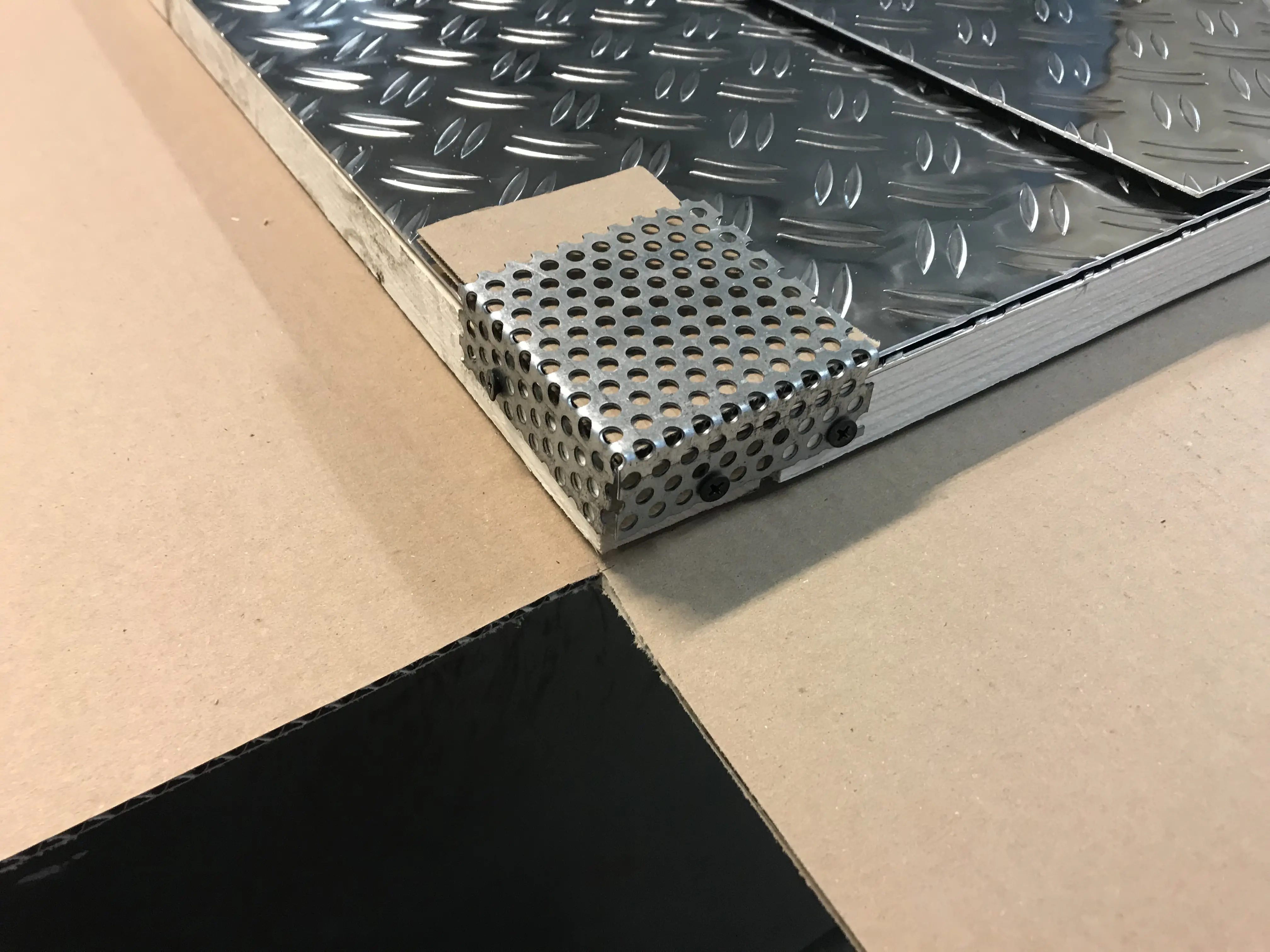 Alublech im Holzrahmen zur Verpackung