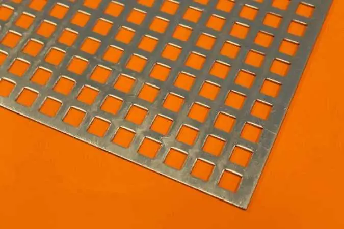 Aluminium - Lochblech in Quadratlochung, Plattenrand. Festmaß.