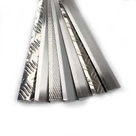 Übergangsleiste aus V2A, Seitenansicht mit leicht nach unten gebogenen Kanten