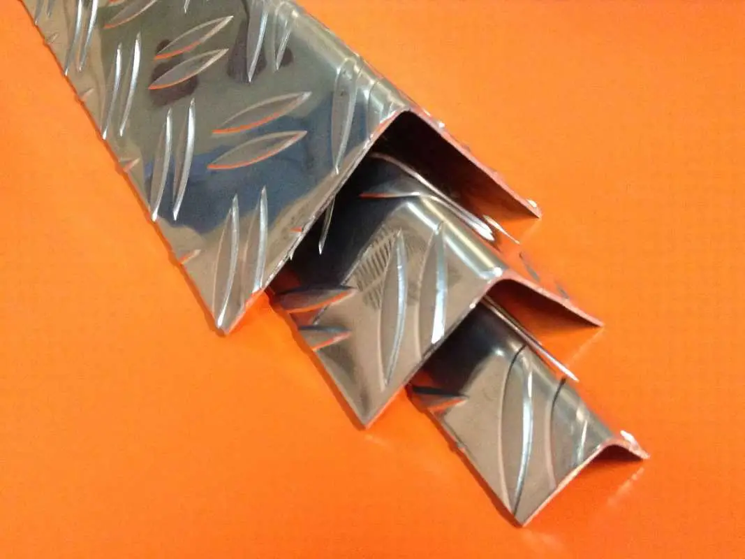 L-Profil 30x30x1000mm aus Alu-Riffelblech mit Sichtseite außen, handgekantet!