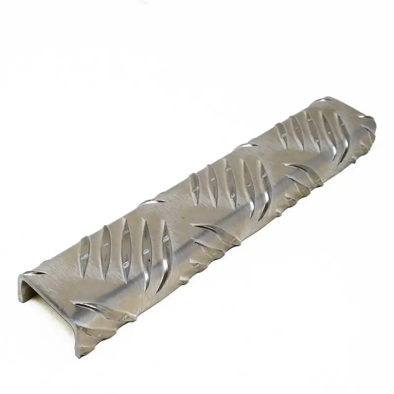 U-Profile aus Aluminium-Tränenblech, Quintett-Prägung 2,5/4 mm, Sichtseite außen, handgekantet!