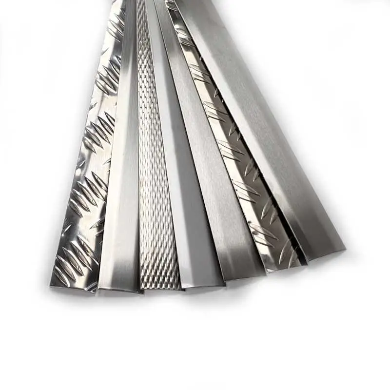 Übergangsleiste aus V2A, Seitenansicht mit leicht nach unten gebogenen Kanten