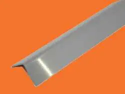 Beispielfoto für unsere handgekanteten Edelstahlwinkel, spiegelähnlich, walzblank oder K240-geschliffen